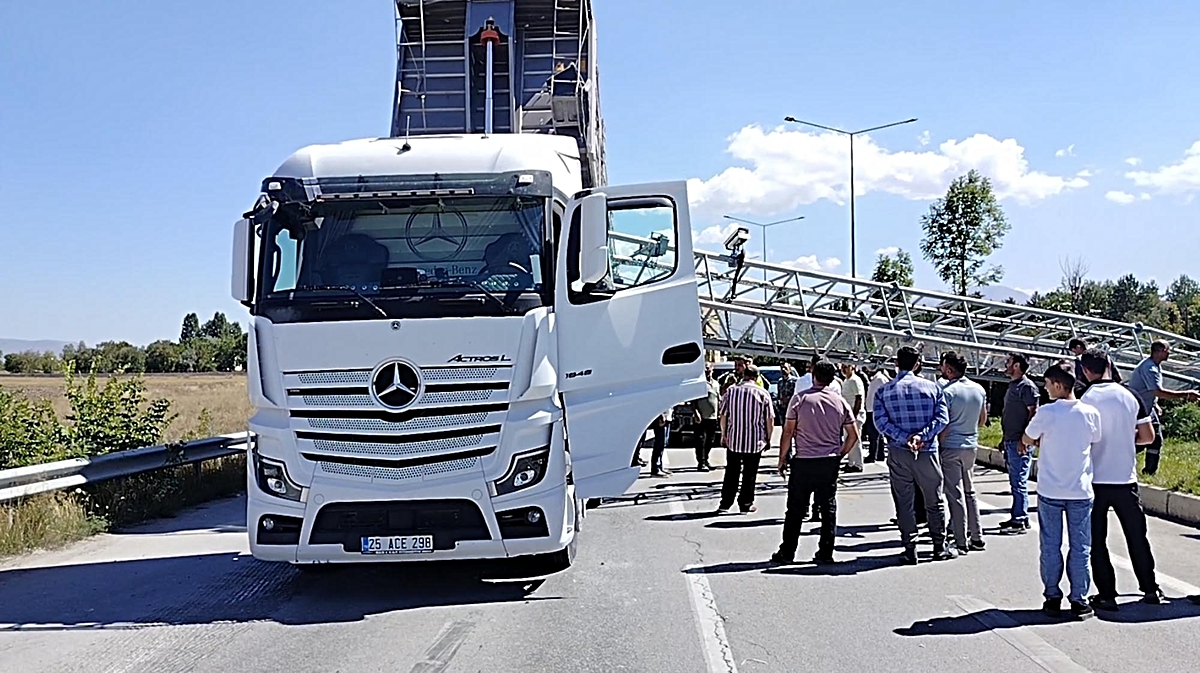 Erzurum Aziziye\'de damperi açık TIR, E-80\'de EDS direğini devirdi