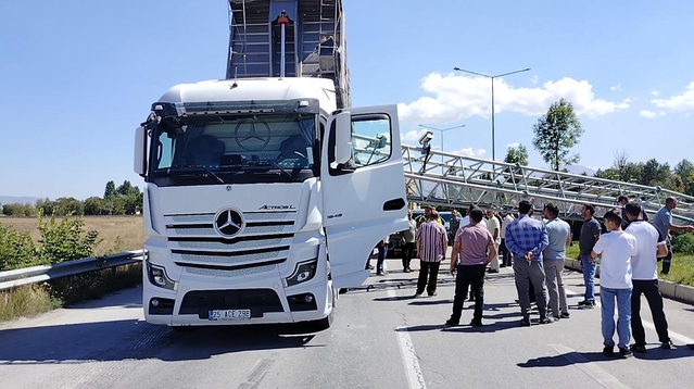 Erzurum Aziziye'de damperi açık TIR, E-80'de EDS direğini devirdi