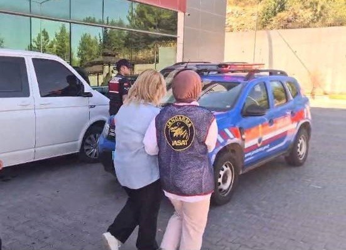 Denizli Tavas'ta yaşlı vatandaşı dolandıran 2 şüpheli İzmir'de tutuklandı