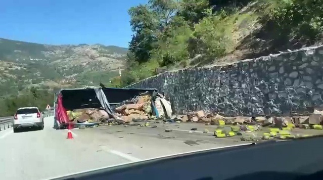 Devrek'te freni boşalan tır istinat duvarına çarptı, sürücü öldü oğlu yaralandı