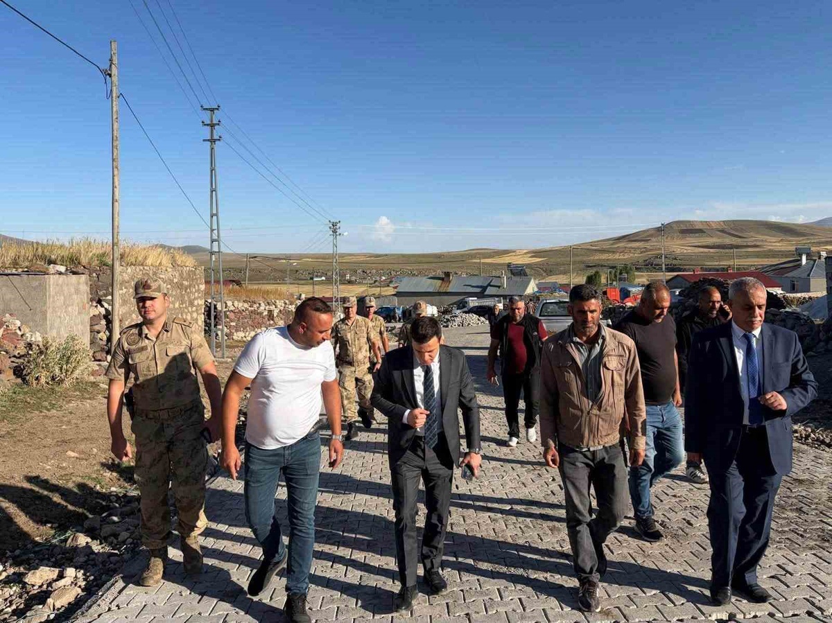 Digor Kaymakamı Zengin, Şatıroğlu Köyü\'ndeki parke taşı çalışmalarını inceledi