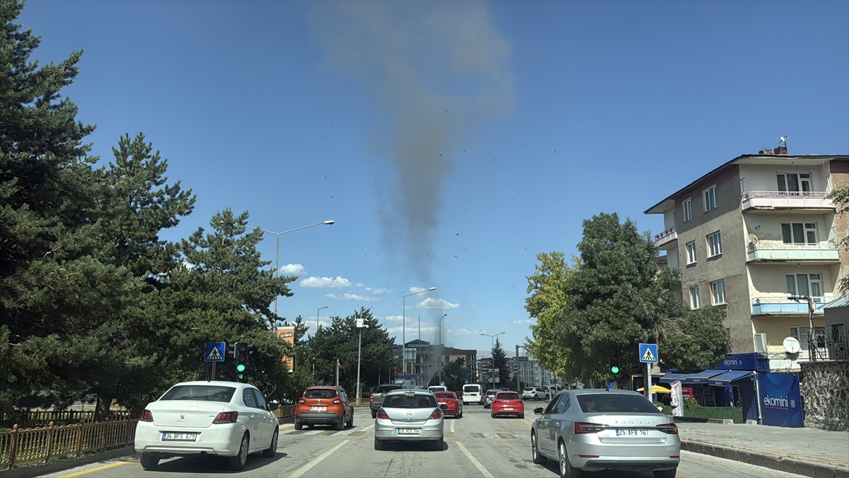 Erzurum Palandöken'de şantiyede oluşan hortum araç kamerasına yansıdı