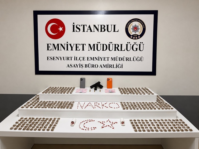 Esenyurt'ta park halindeki araçta uyuşturucu ve silah ele geçirildi, 2 şüpheli tutuklandı