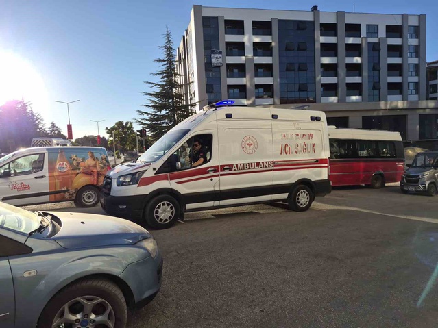 Eskişehir Odunpazarı'nda aracın çarptığı 12 yaşındaki çocuk hastaneye kaldırıldı