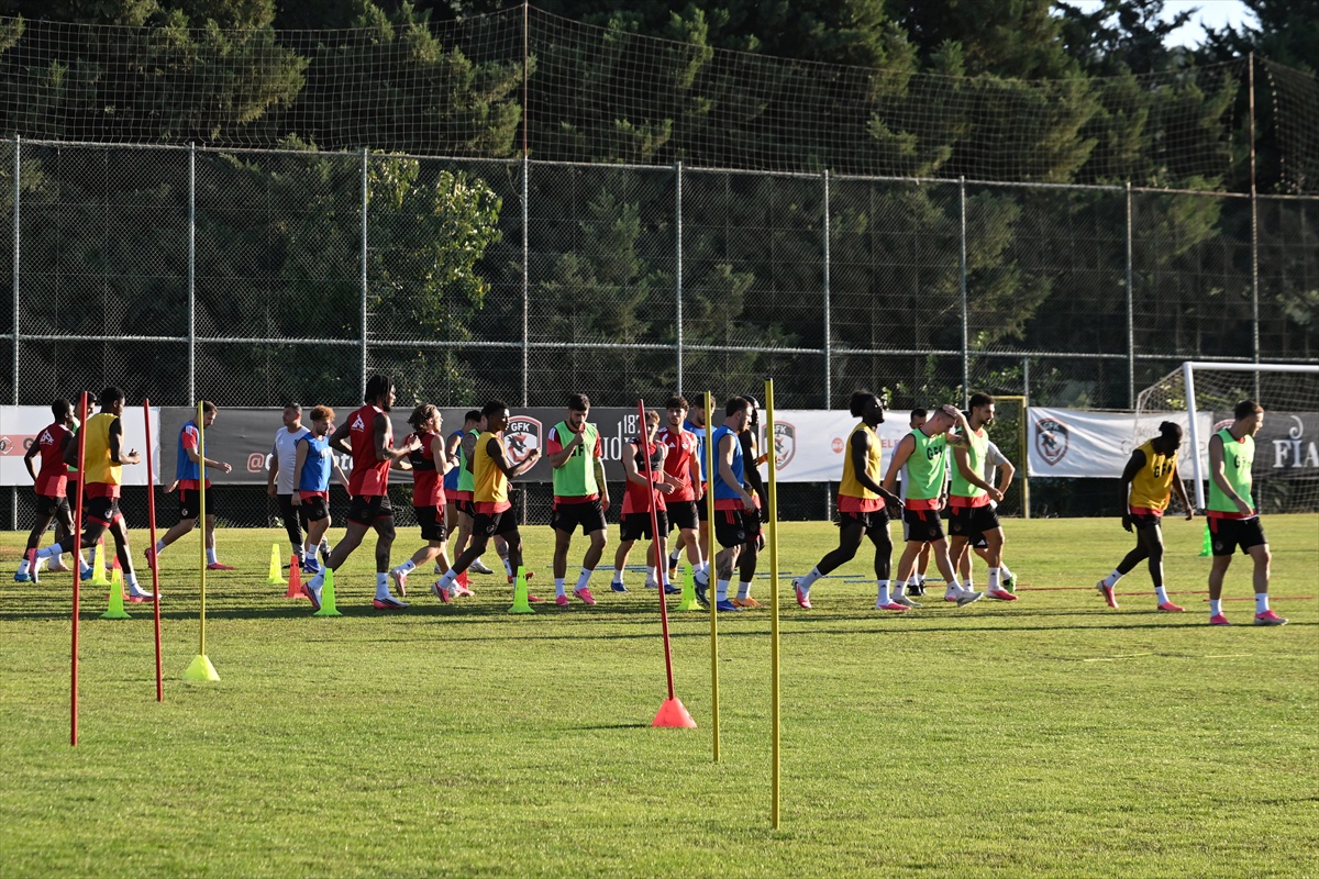 Gaziantep Valisi Çeber ve Başkan Şahin, Fenerbahçe maçı öncesi Gaziantep FK\'ye moral verdi