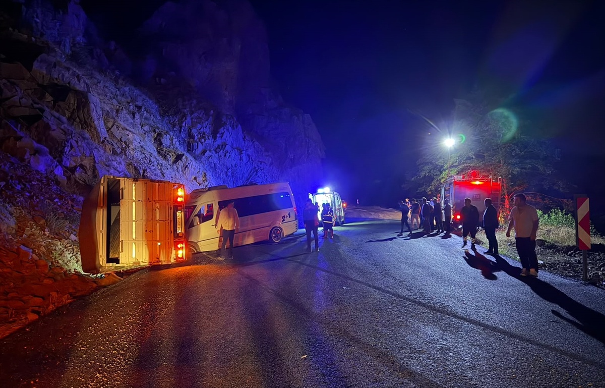Giresun Şebinkarahisar\'da minibüs ile kamyonet çarpıştı, 23 kişi yaralandı