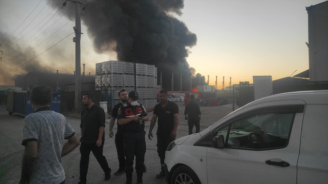 Bolu Gerede'de geri dönüşüm deposundaki yangın kontrol altına alındı, 2 kişi hafif yaralandı