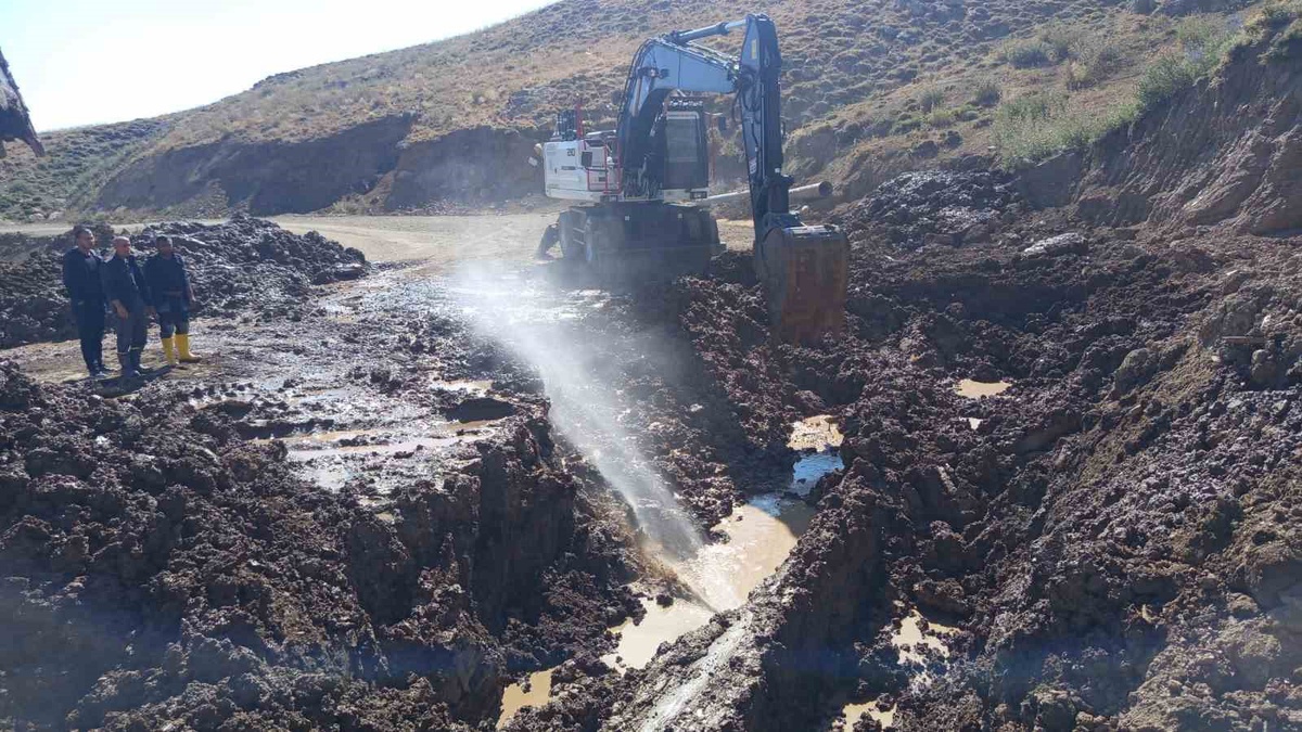 Hakkari Belediyesi 3 bin 500 rakımlı Berçelan Yaylası\'nda su hattı arızasını onarıyor