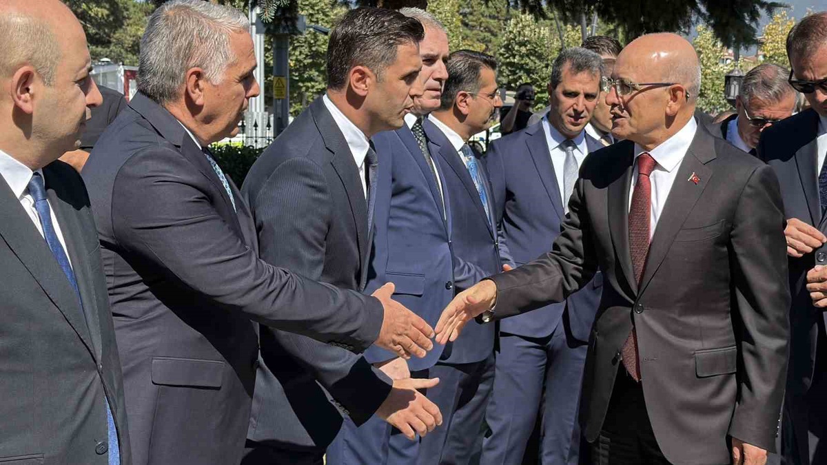 Hazine ve Maliye Bakanı Mehmet Şimşek, Bolu\'da iş dünyasıyla bir araya geldi
