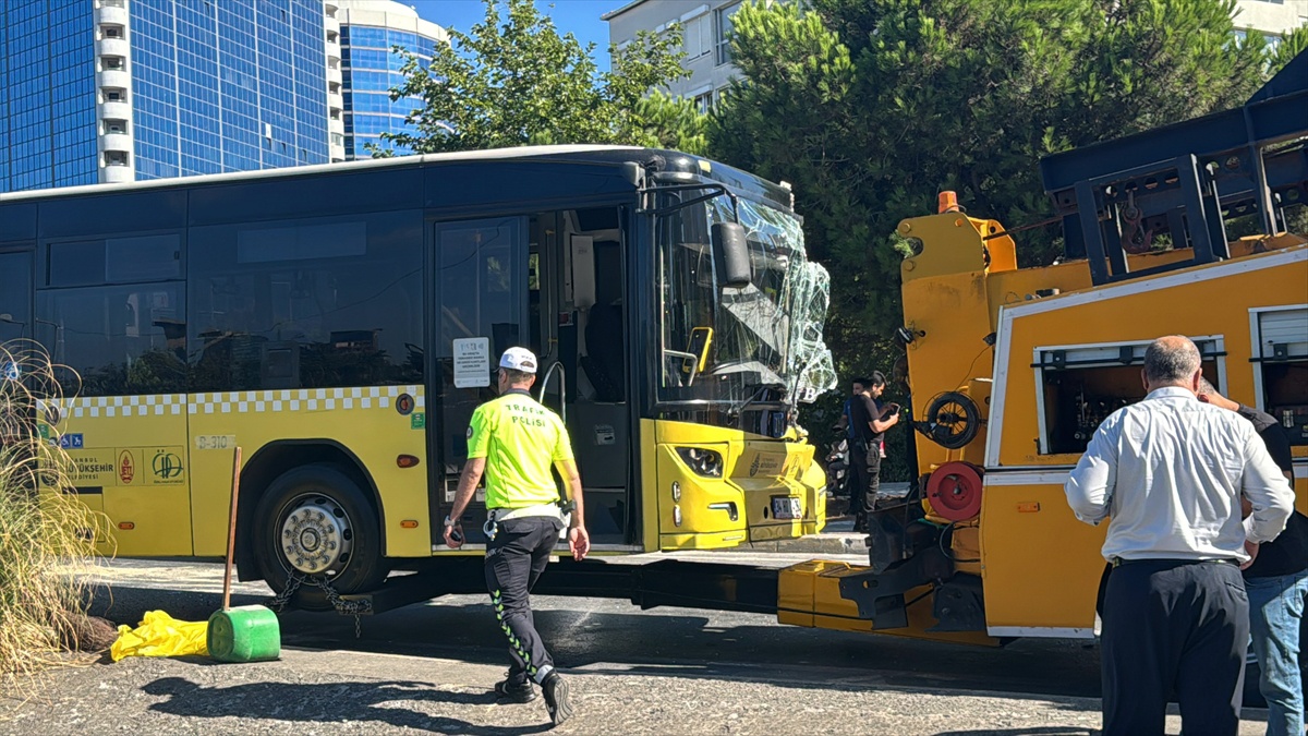 Beşiktaş\'ta halk otobüsü ile iş makinesi çarpıştı, 5 kişi yaralandı