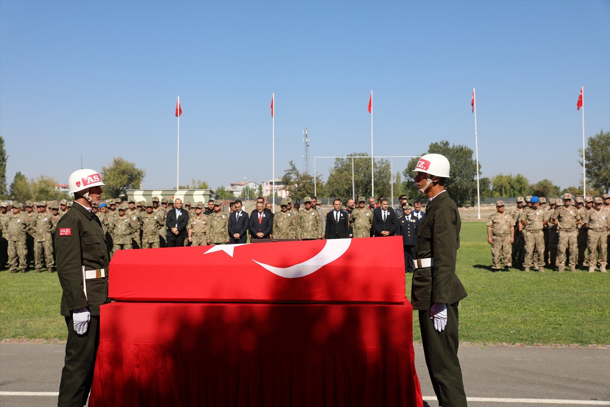 Iğdır’da askeri araç kazasında şehit olan asker için tören düzenlendi