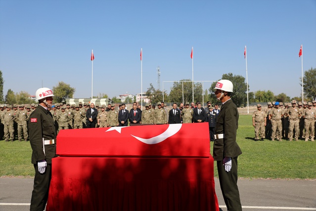Iğdır’da askeri araç kazasında şehit olan asker için tören düzenlendi