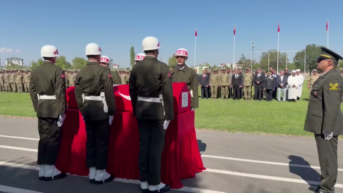 Iğdır’da şehit er Ziya Koparan için askeri tören düzenlendi