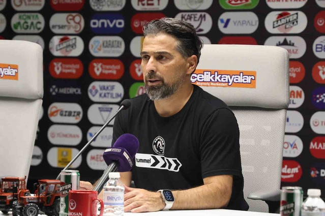 Konyaspor, Trabzonspor'u 1-0 mağlup etti; Palut oyuncularını kutladı