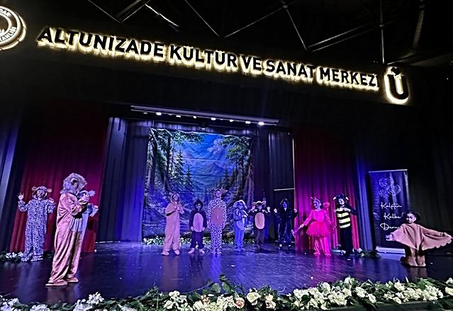 İstanbul'da koruma altındaki çocuklar iki tiyatro oyunuyla sahnede buluştu
