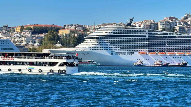 Galataport'a aynı anda yanaşan 3 kruvaziyer Boğaz siluetinde havadan görüntülendi