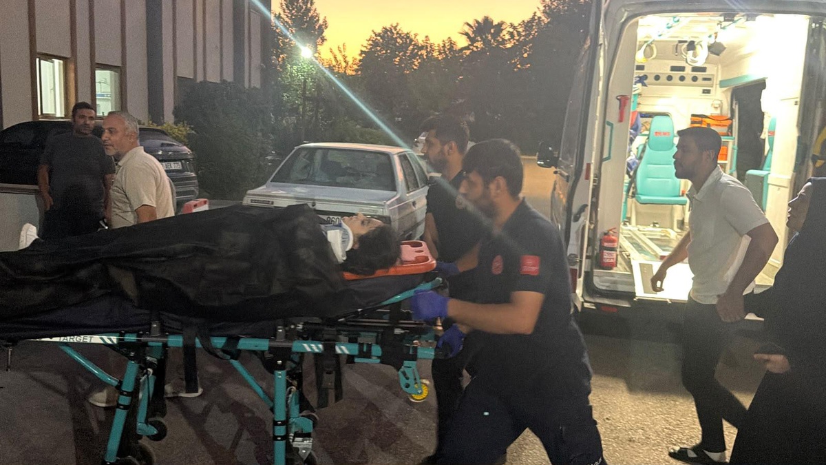 Adıyaman Kahta'da otomobil kaldırıma çıktı, 3 çocuk yaralandı