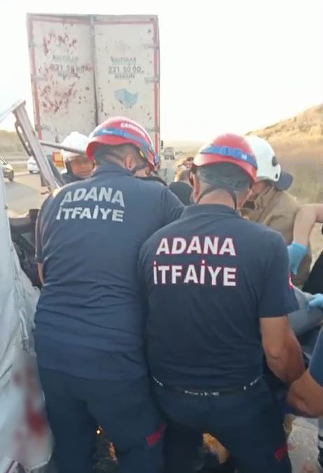 Ceyhan'da TAG Otoyolu'nda kamyonet TIR'a arkadan çarptı, 2 kişi öldü