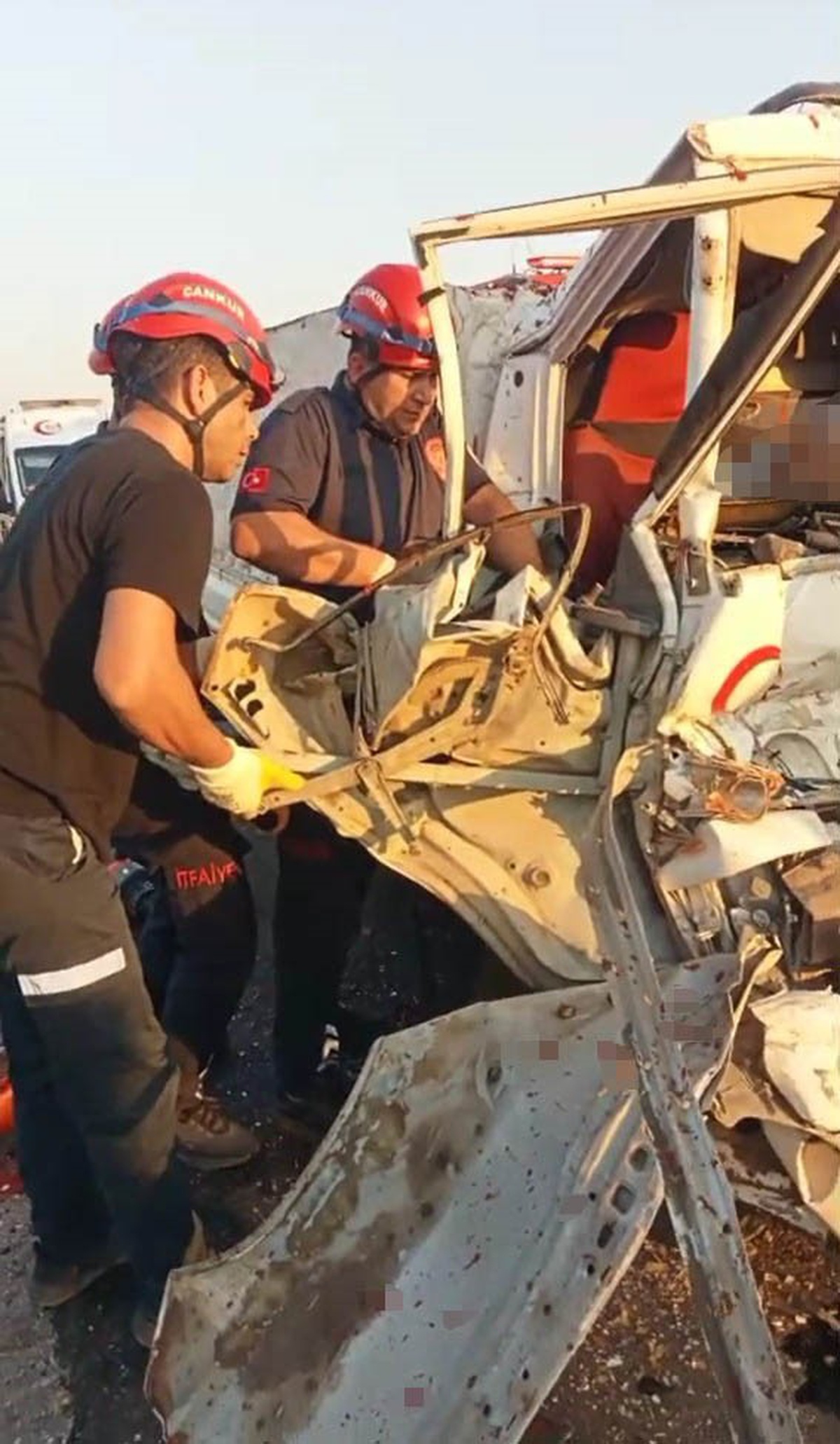 Adana Ceyhan'da kamyonet tıra arkadan çarptı, yabancı uyruklu 2 kişi öldü