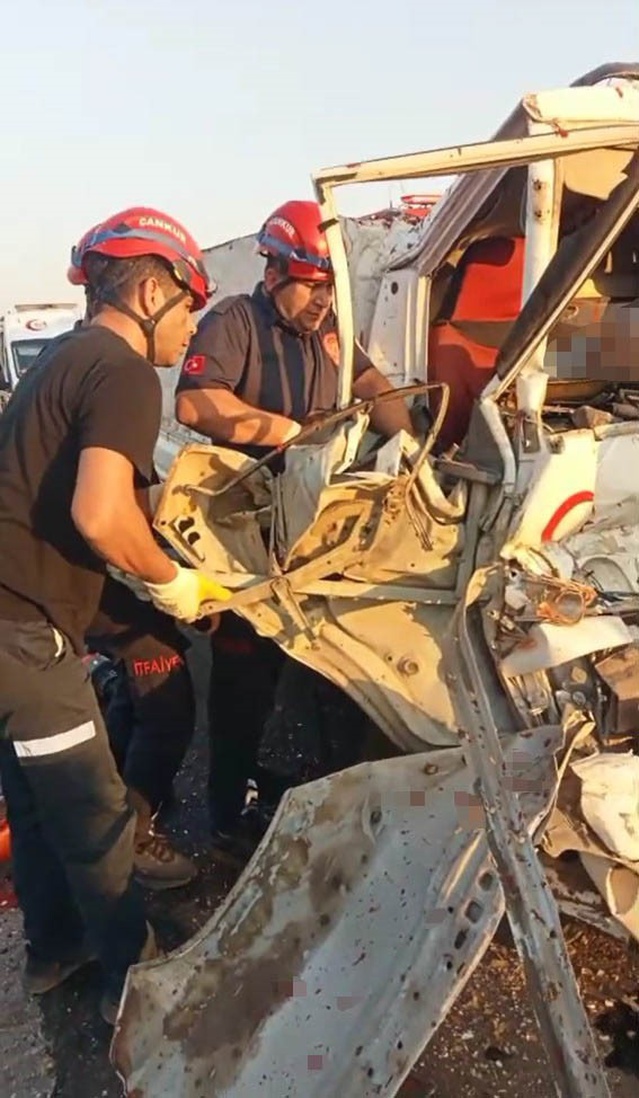Adana Ceyhan'da kamyonet tıra arkadan çarptı, yabancı uyruklu 2 kişi öldü