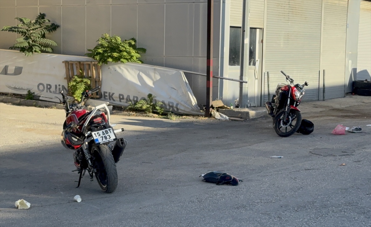 Karaman\'da iki motosiklet çarpıştı, 3 kişi yaralandı; bir yaralının durumu ağır