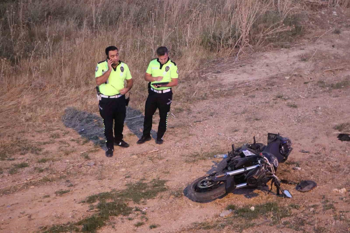 Karaman\'da motosikletiyle şarampole devrilen 16 yaşındaki sürücü hastaneye kaldırıldı