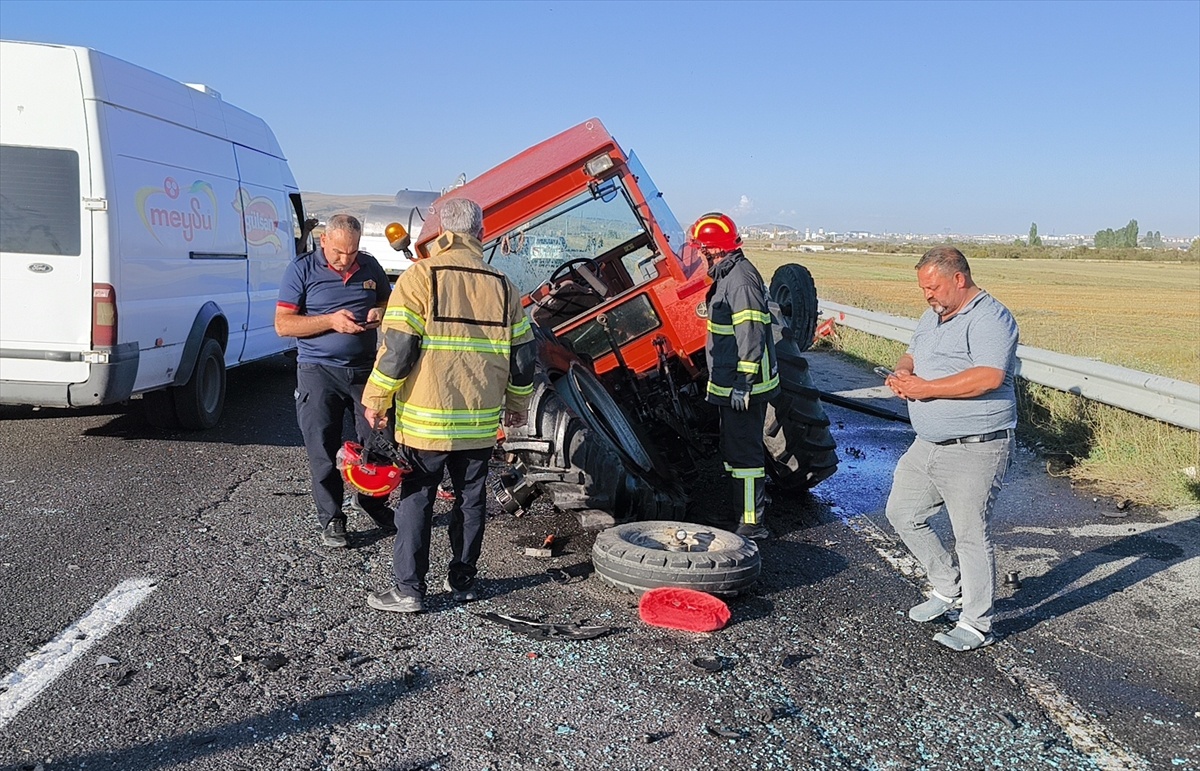 Kars\'ta traktörle çarpışan araçta 1 kişi öldü, üniversiteye gidiyorlardı