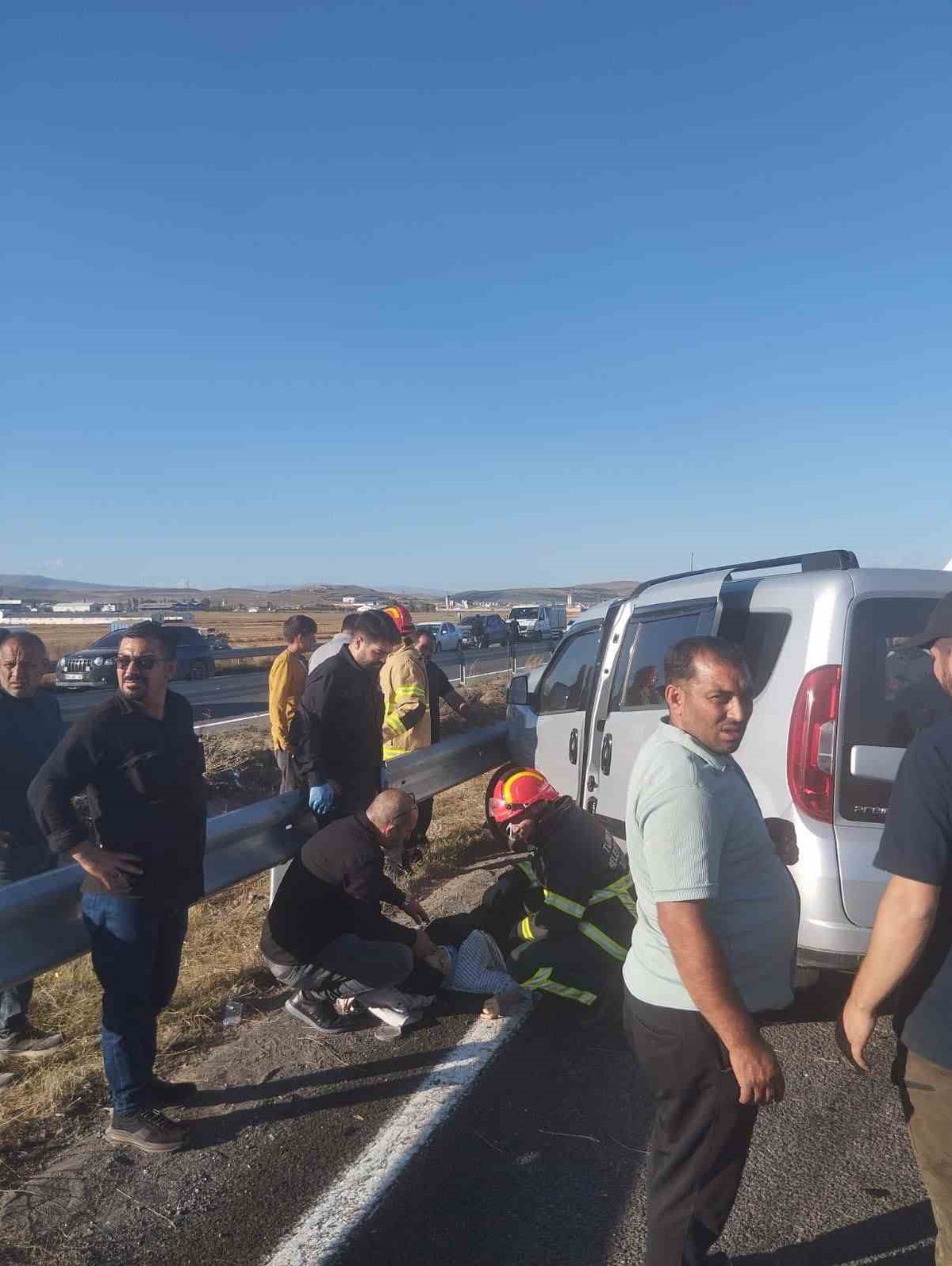 Kars çevre yolunda otomobil traktörle çarpıştı, 6 kişi yaralandı