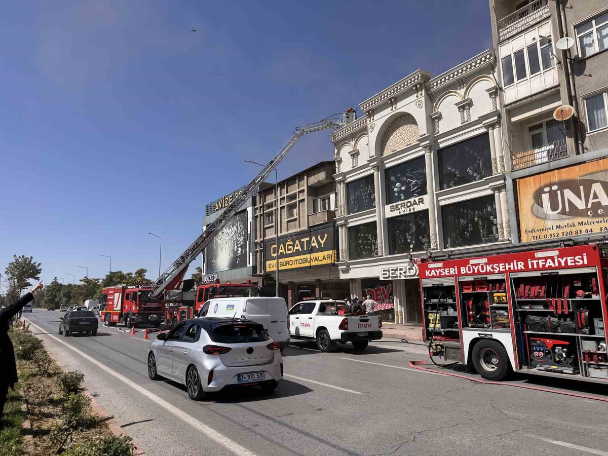 Kayseri Kocasinan\'da avize imalathanesinin çatısındaki yangın söndürüldü