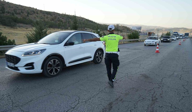 Kırıkkale'de D200 kara yolunda iki otomobil çarpıştı, 4 kişi yaralandı
