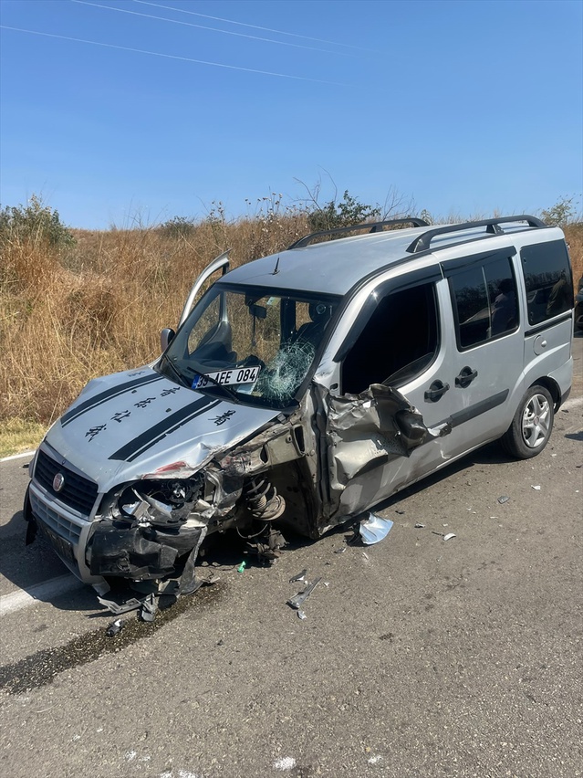 Kırklareli Pehlivanköy'de ambulans iki otomobille çarpıştı, 5 kişi yaralandı