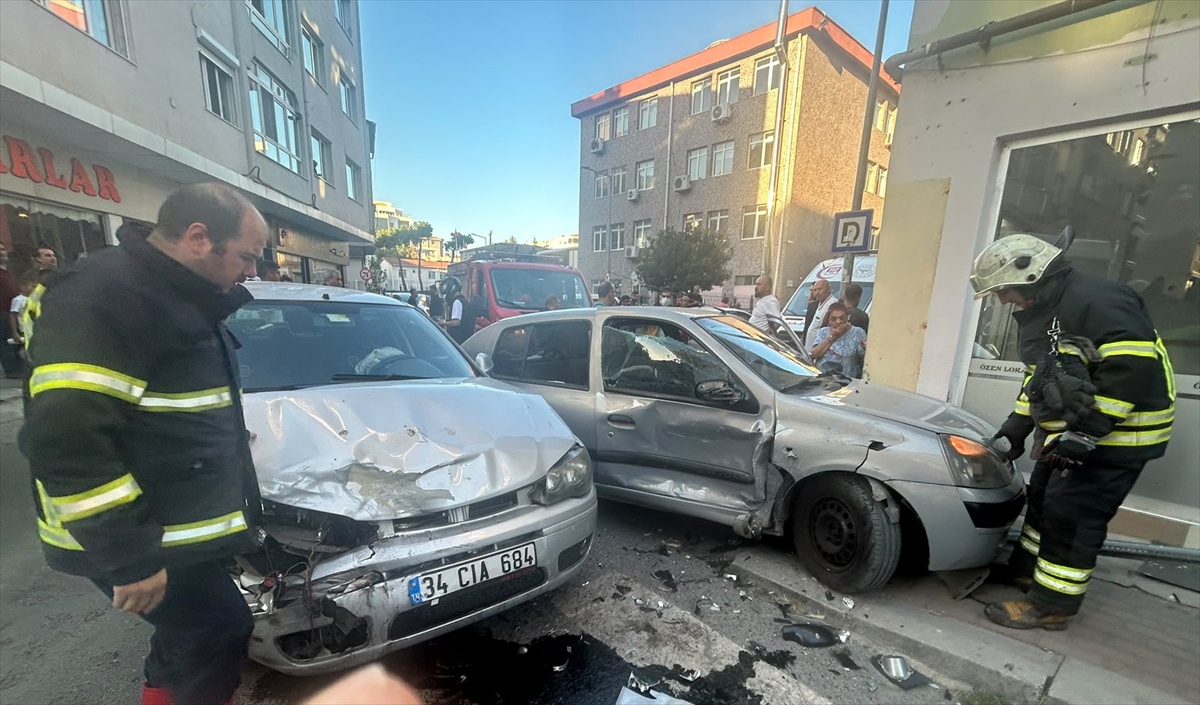 Kırklareli\'nde iki otomobil çarpıştı, araçta sıkışan 1 kişiyi itfaiye kurtardı