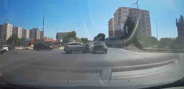 Aydın Efeler'de kırmızı ışık ihlali kazaya yol açtı, 3 kişi yaralandı