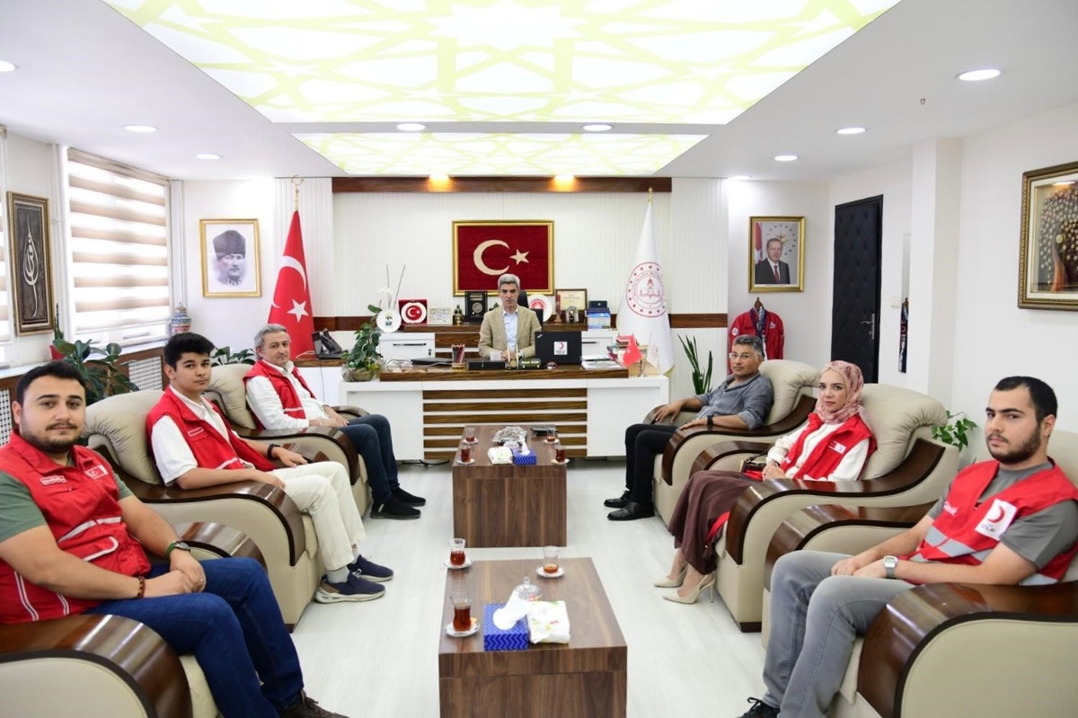 Kızılay Yeşilyurt Şubesi, ihtiyaç sahibi okullara 75 dizüstü bilgisayar bağışladı