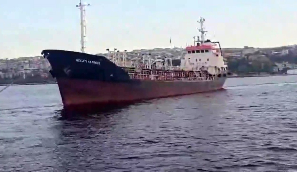 Kocaeli Bayramoğlu açıklarında arızalanan fuel oil yüklü tanker Eskihisar\'a çekildi