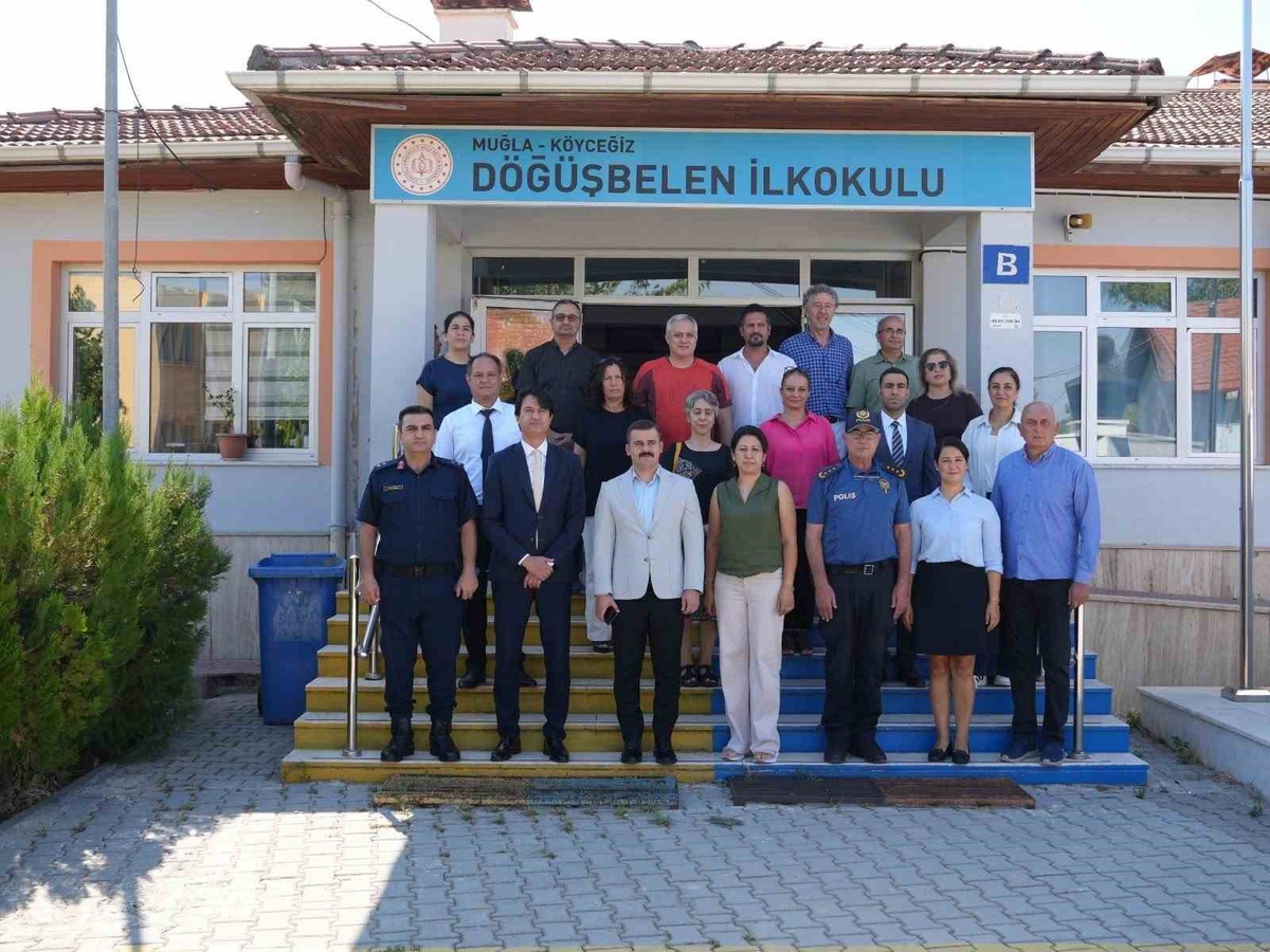 Köyceğiz\'de uyum haftasında öğrenciler okullarıyla buluştu, Kaymakam Kumcu da katıldı