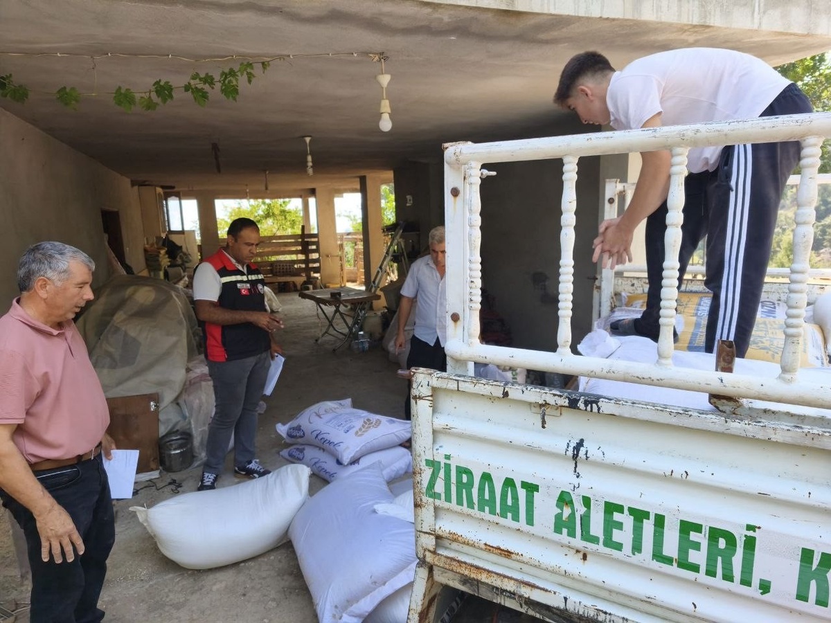 Kozan\'da yangınzede hayvan yetiştiricilerine 24 ton yem desteği verildi