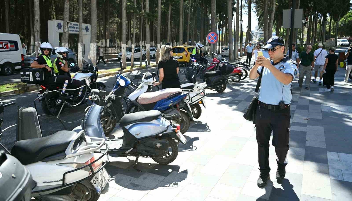 Kuşadası\'nda sıfır işgaliye denetimi yapıldı, kurallara uymayan sürücülere ceza kesildi