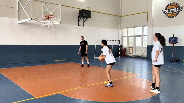 Lübnanlı basketbolcular, sosyal medyadan ulaştıkları Türk antrenörle çalışıyor