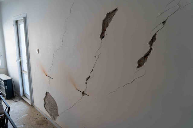 Manisa Turgutlu'da Emirali Apartmanı zemin oturmasıyla çevreye risk saçıyor