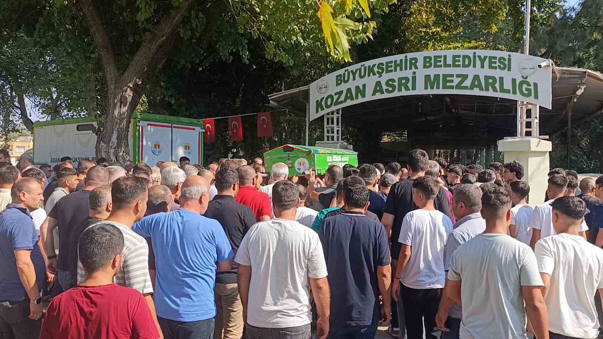 Kozan\'da motosiklet kazasında ölen 17 yaşındaki lise öğrencisi toprağa verildi