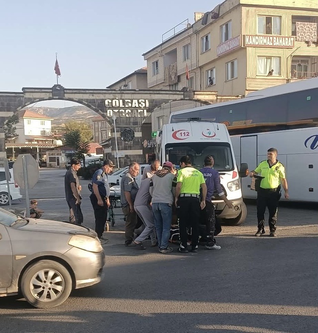 Adıyaman Gölbaşı'nda motosiklet yayaya çarptı, 2 kişi yaralandı