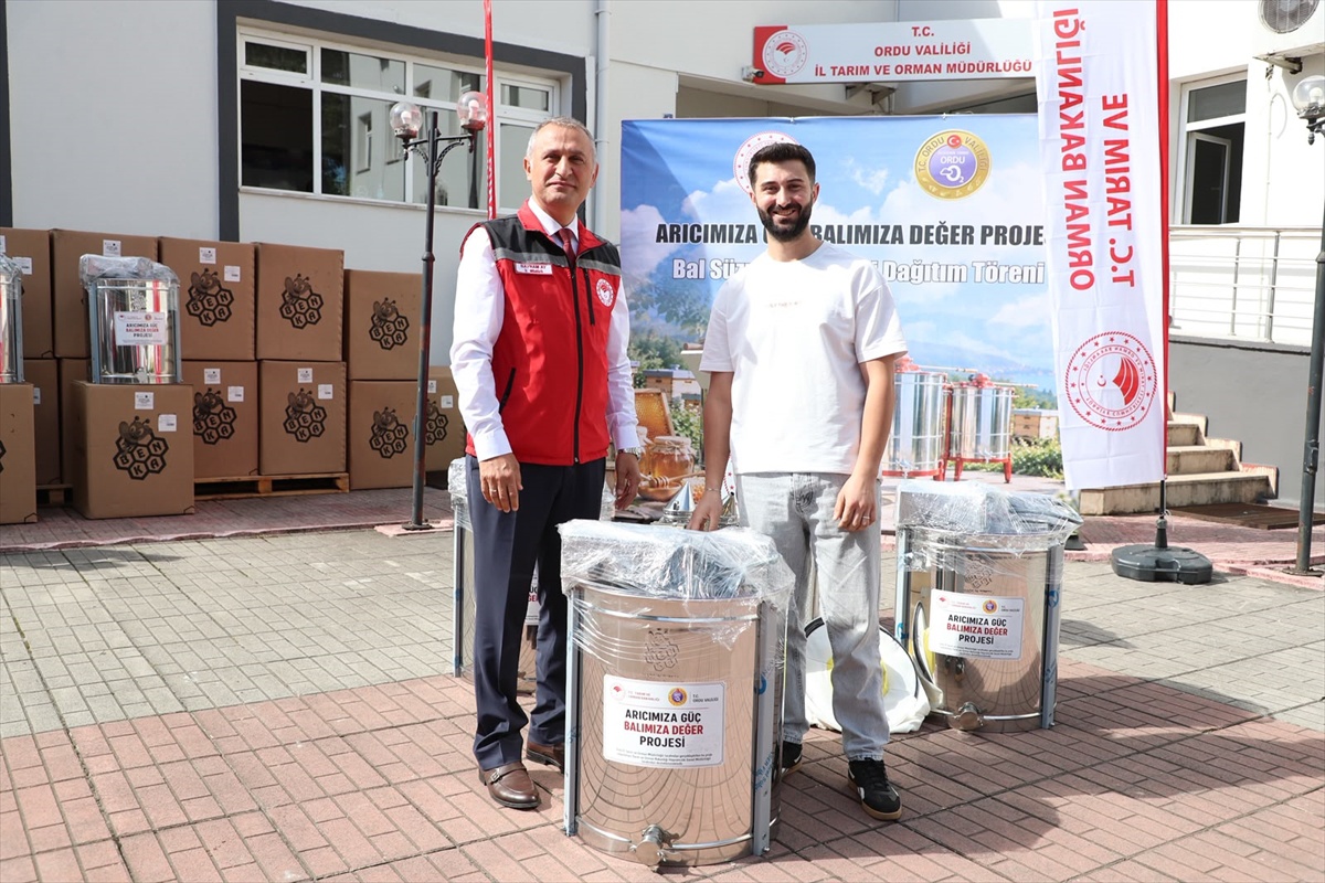 Ordu\'da 92 arıcıya yüzde 70 hibeli bal süzme makinesi teslim edildi