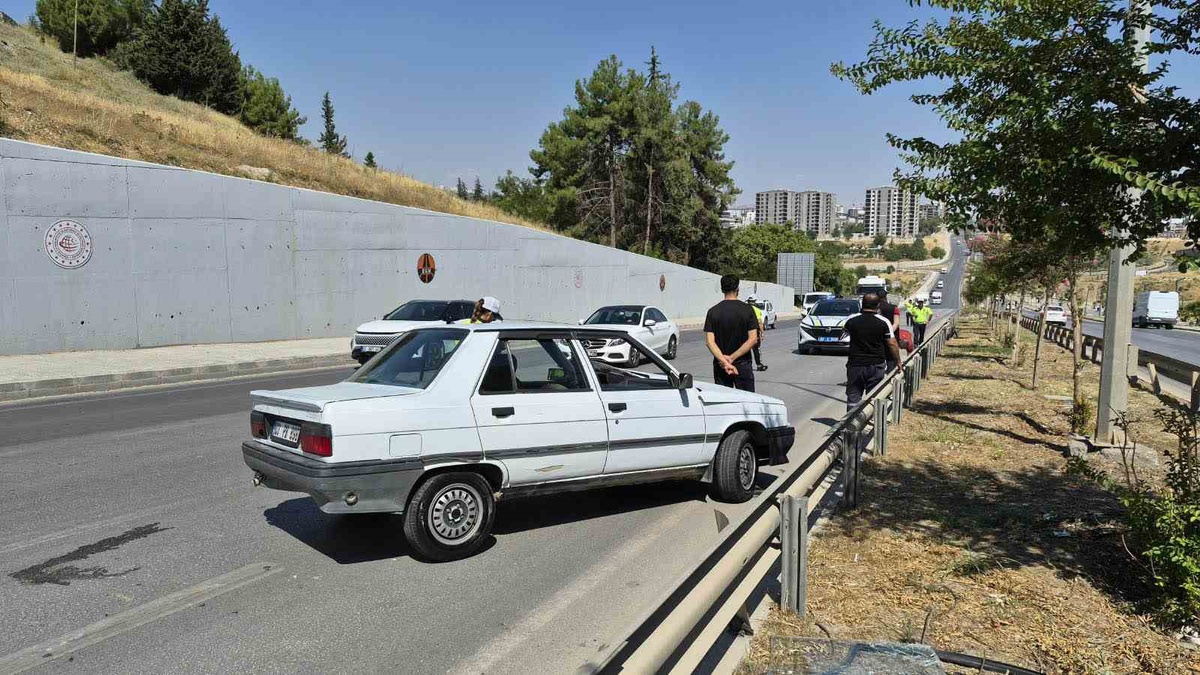 Adıyaman\'da 15 yaşındeki sürücünün otomobili bariyerlere çarptı, 2 kişi yaralandı