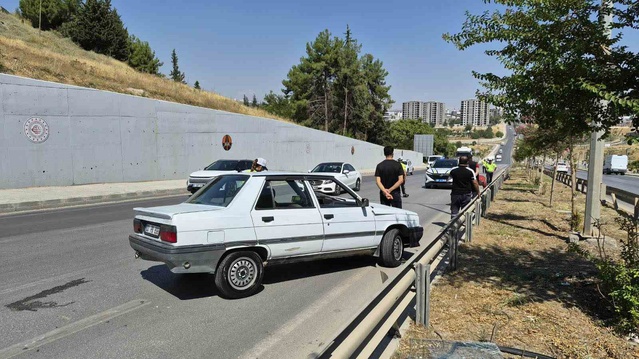 Adıyaman'da 15 yaşındeki sürücünün otomobili bariyerlere çarptı, 2 kişi yaralandı
