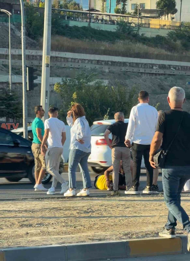 Karabük'te otomobilin çarptığı yaya yaralandı, kaza anı kamerada
