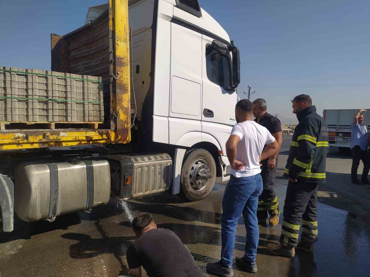 Adıyaman'da parke taşı yüklü tır alev aldı, yangın söndürüldü