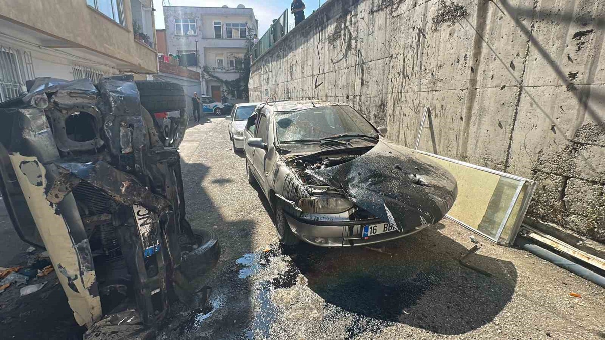 Pikap 5 metreden sokağa uçtu: 2 yaralı