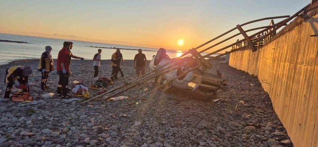 Samsun Yakakent'te pikap halk plajına uçtu, sürücü ve yolcu yaralandı