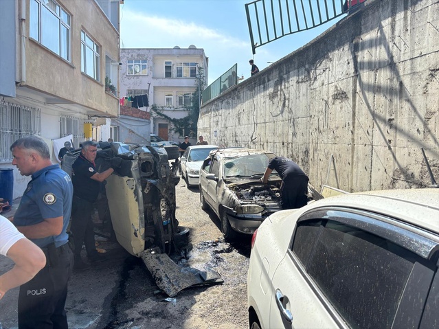 Samsun İlkadım'da istinat duvarından araçların üzerine düşen pikaptaki 2 kişi yaralandı
